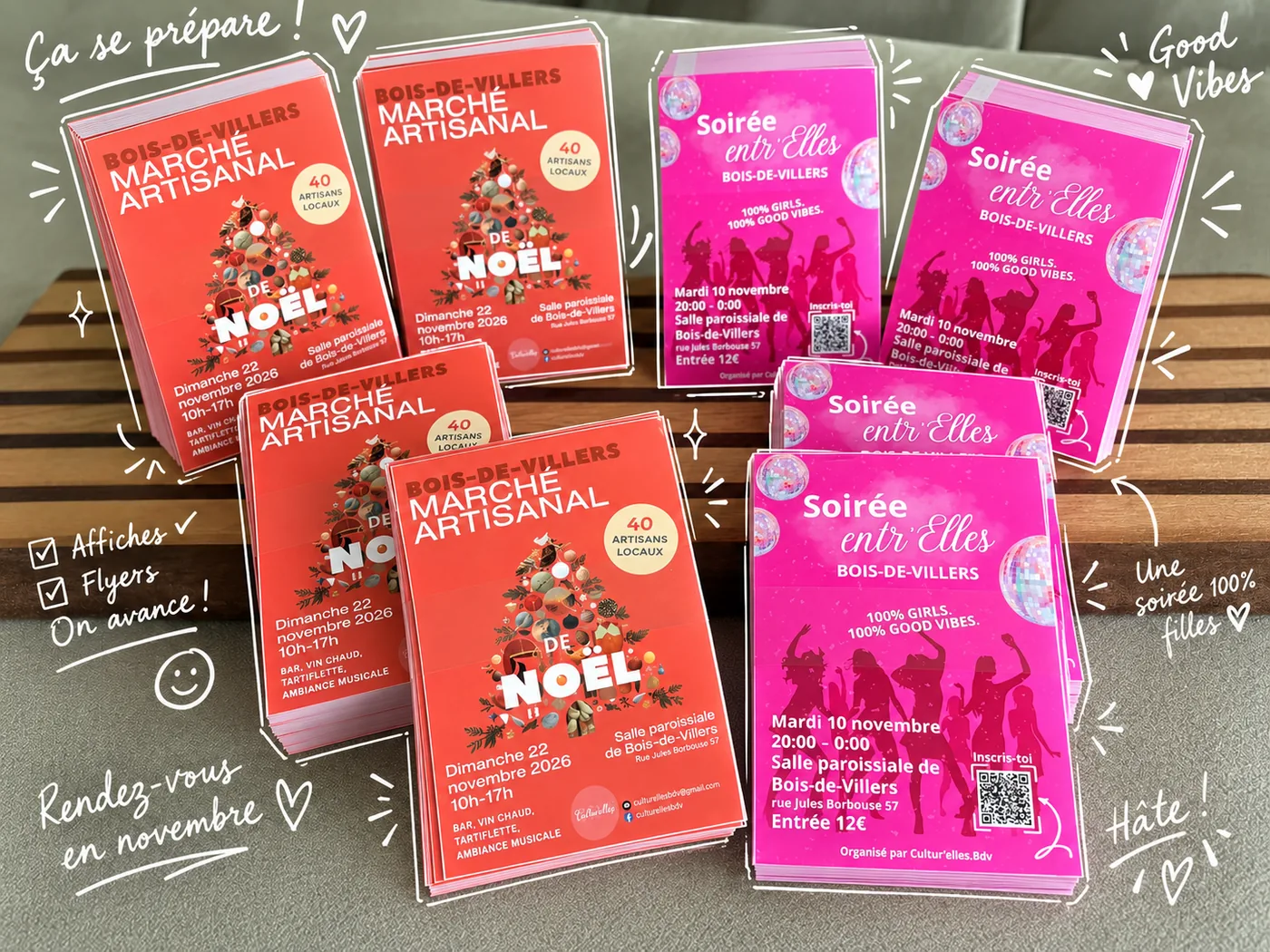 Affiches et flyers du marché de Noël et de la soirée entr'Elles 2026 posés sur une table, avec des notes manuscrites « Ça se prépare ! »
