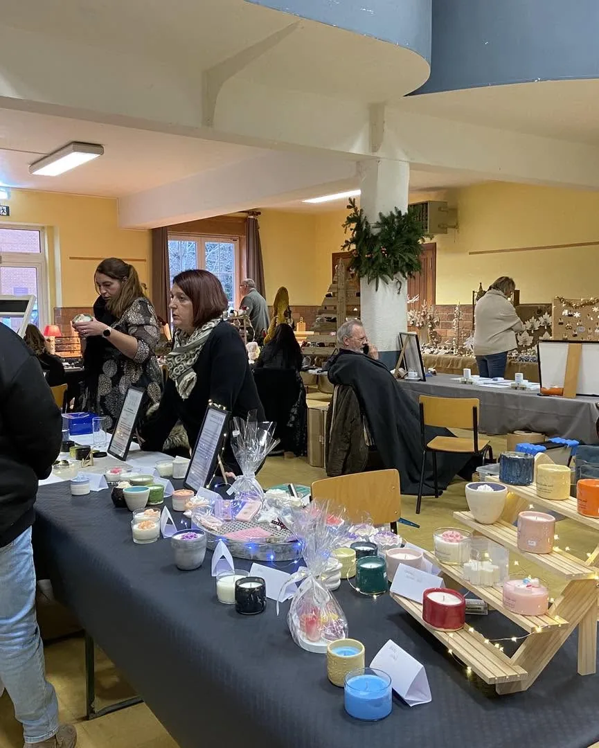Un stand de bougies artisanales colorées