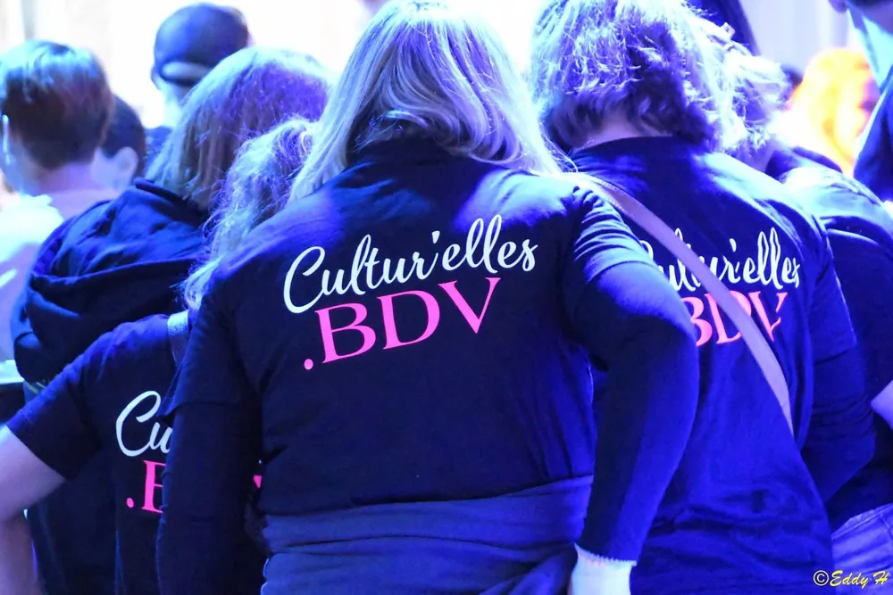 De dos, des membres de l'équipe en tenue noire floquée « Cultur'elles .BDV », à la kermesse de Bois-de-Villers