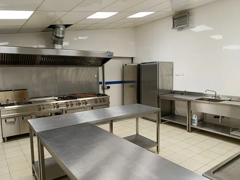 La cuisine professionnelle : fourneaux, friteuses et hotte