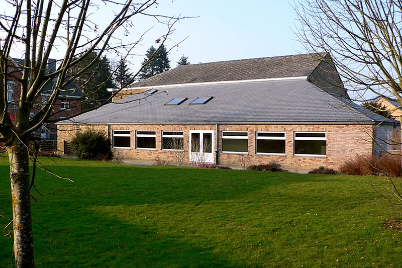 Le jardin et la pelouse devant la salle