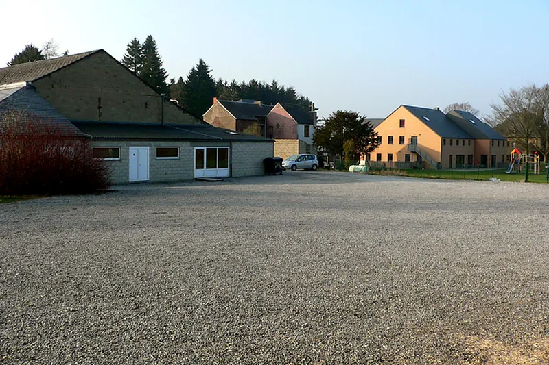 Le grand parking derrière la salle