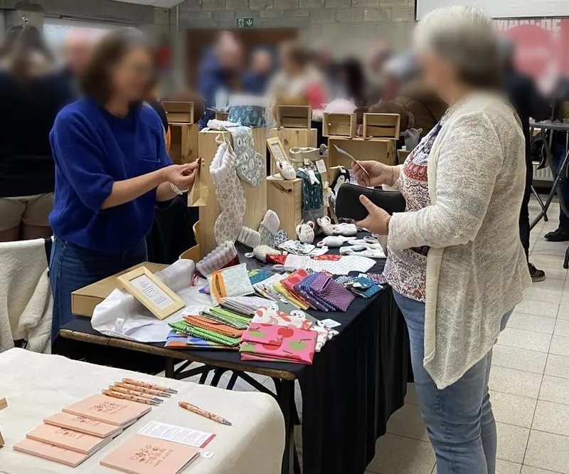 Un stand de couture au marché de Noël