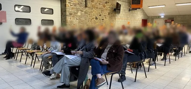 Une salle comble pendant une séance d'information